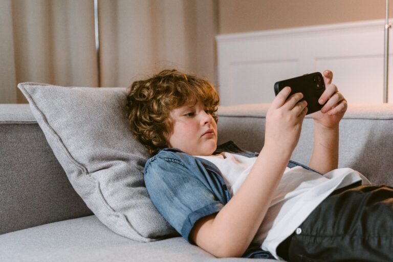 ¿Qué hacer si tu hijo pequeño pasa demasiado tiempo con dispositivos tecnológicos o videojuegos?